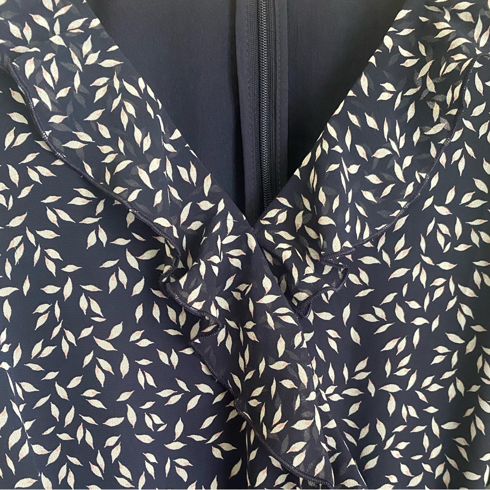 LOFT Outlet Floral Jumpsuit Size 8 Ruffle V-Neck Navy White Effortlessly chic✨ - Picture 10 of 16